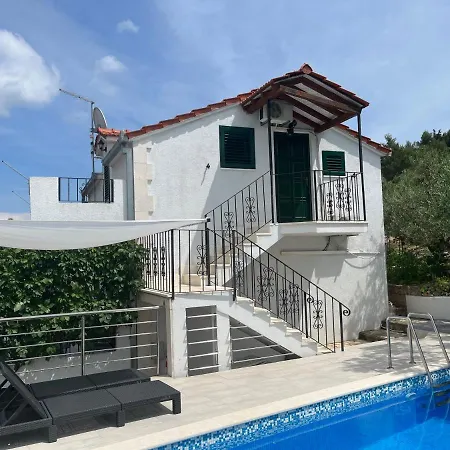 Charming With Sea View And Swimming Pool