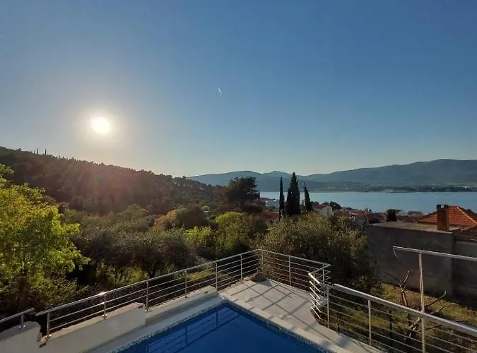 Βίλα Charming With Sea View And Swimming Pool