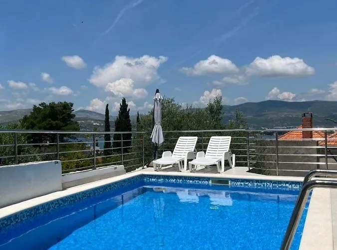 Charming With Sea View And Swimming Pool Τρογκίρ
