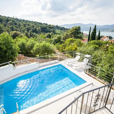 Charming With Sea View And Swimming Pool Vila