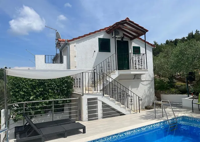 Charming With Sea View And Swimming Pool